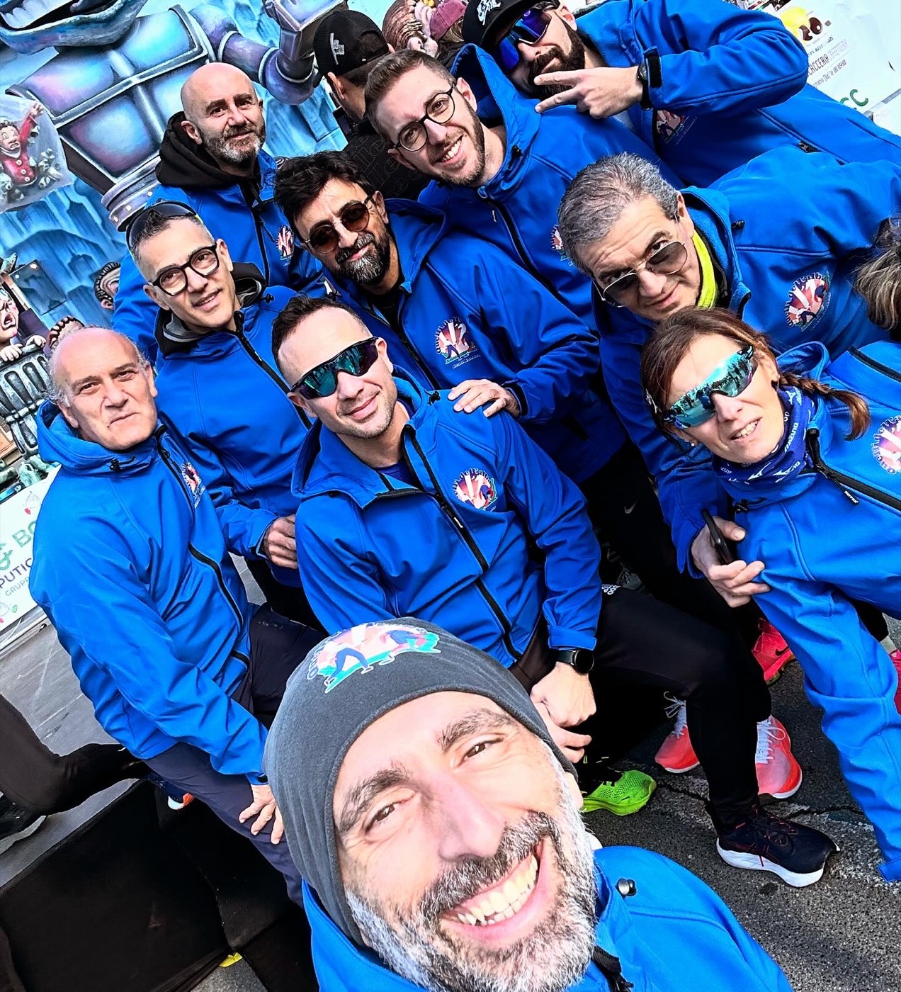 Selfie di gruppo del team con la giacca ufficiale